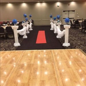 Decor wadding 2 column pieces and red aisle